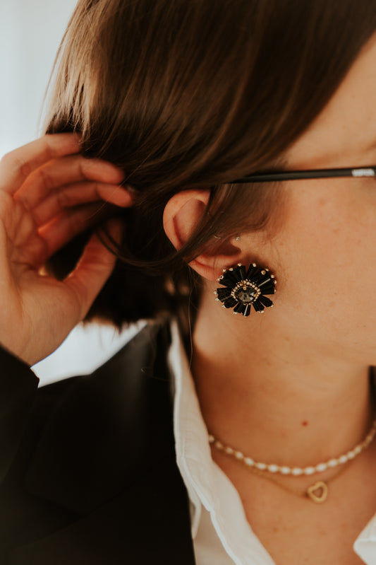 Elegant stud earrings black