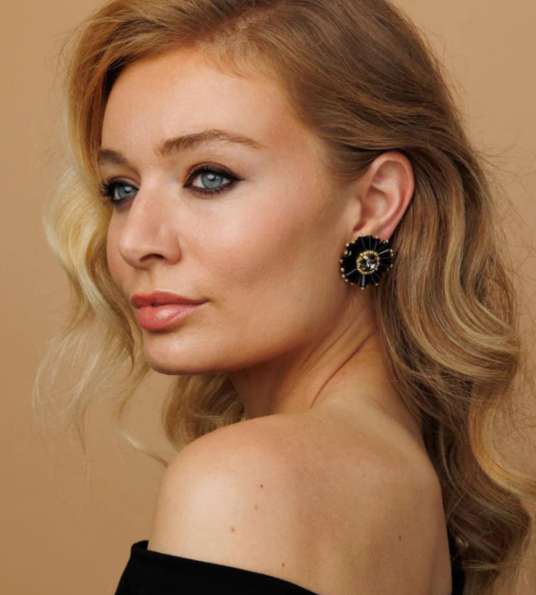 Elegant stud earrings black